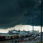 wechselnd, vielfach stark bewölkt mit gelegentlichem Gewitter und Regenschauern