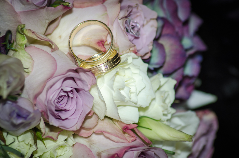 wedding flowers an rings