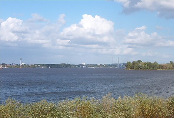 Wedel Holstein, von Südwesten, über die Elbe gesehen