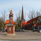 Wedeler Marktplatz mit Roland und Kirchturm