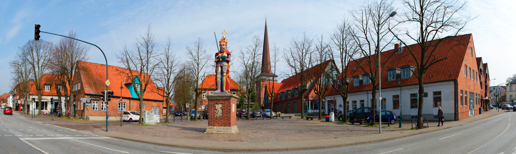 Wedeler Marktplatz mit Roland und Kirchturm