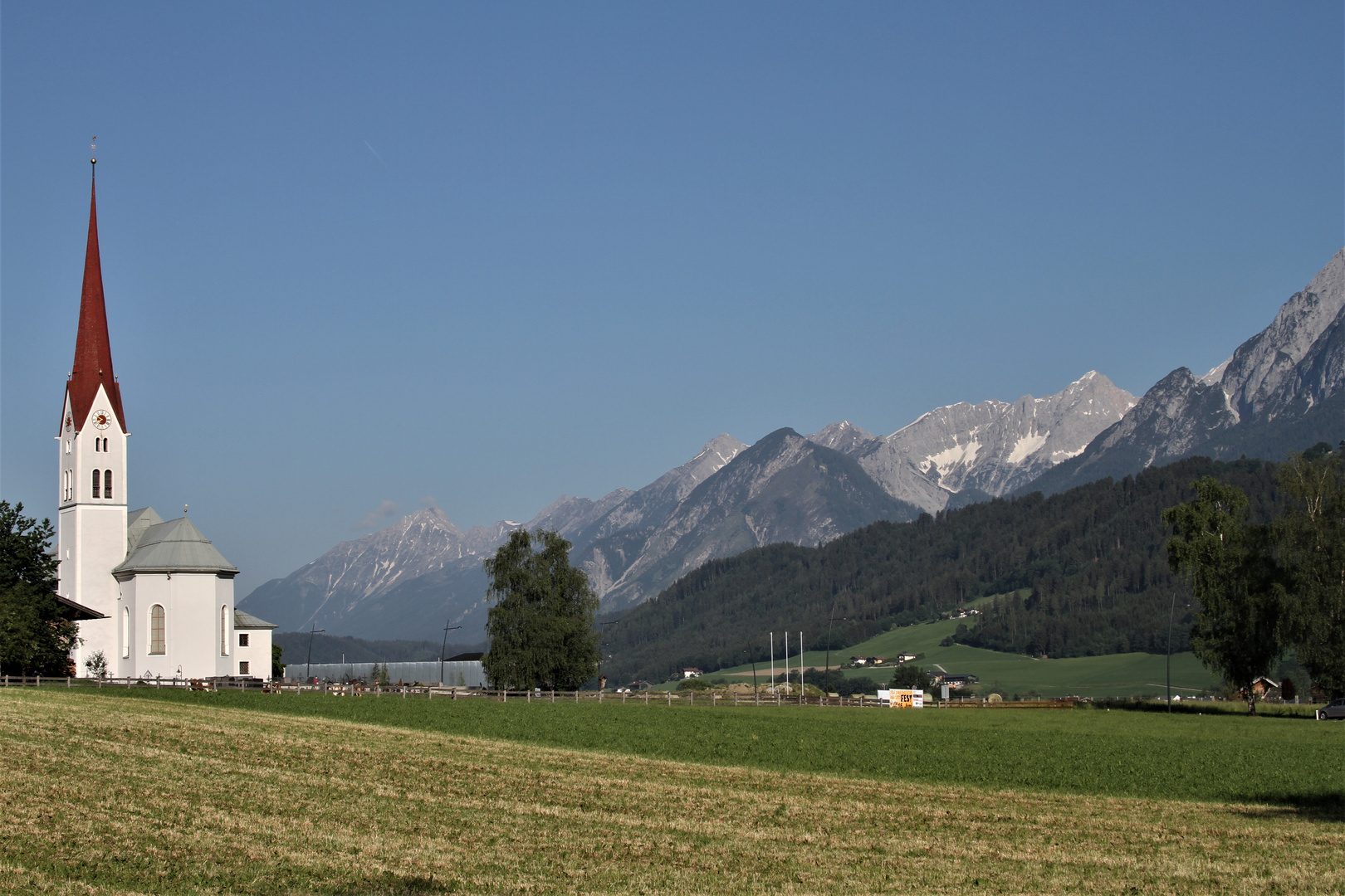 Weer Kirche und Karwendelberge