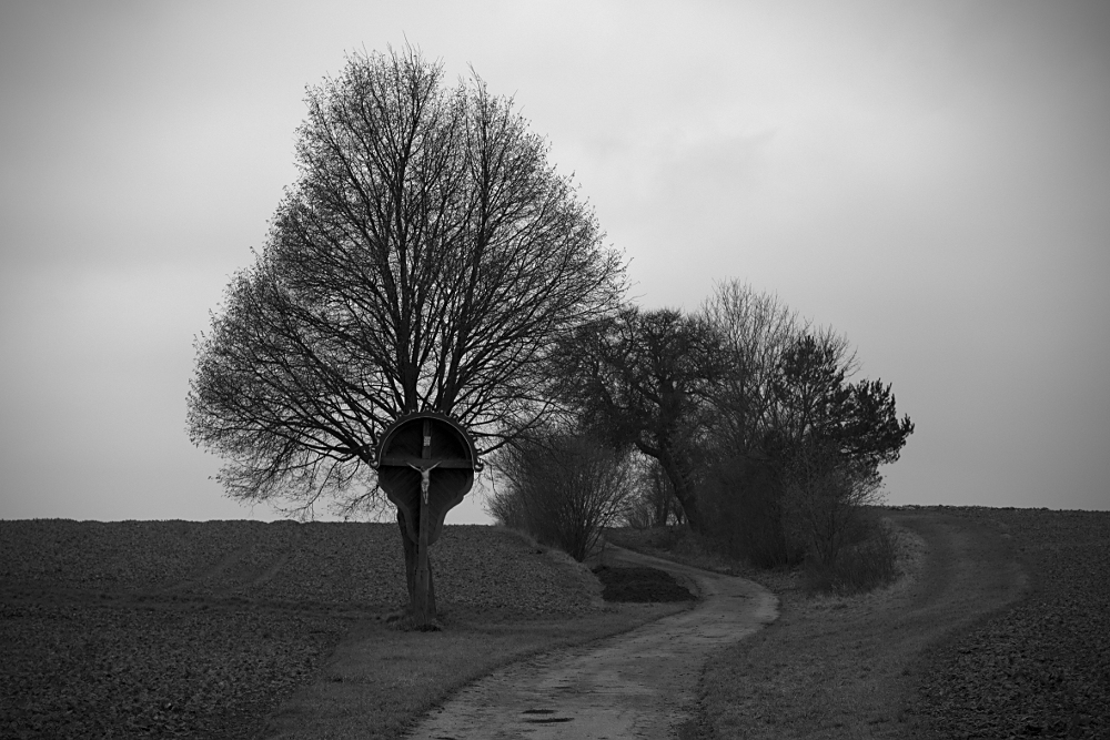 Weg am Kreuz vorbei