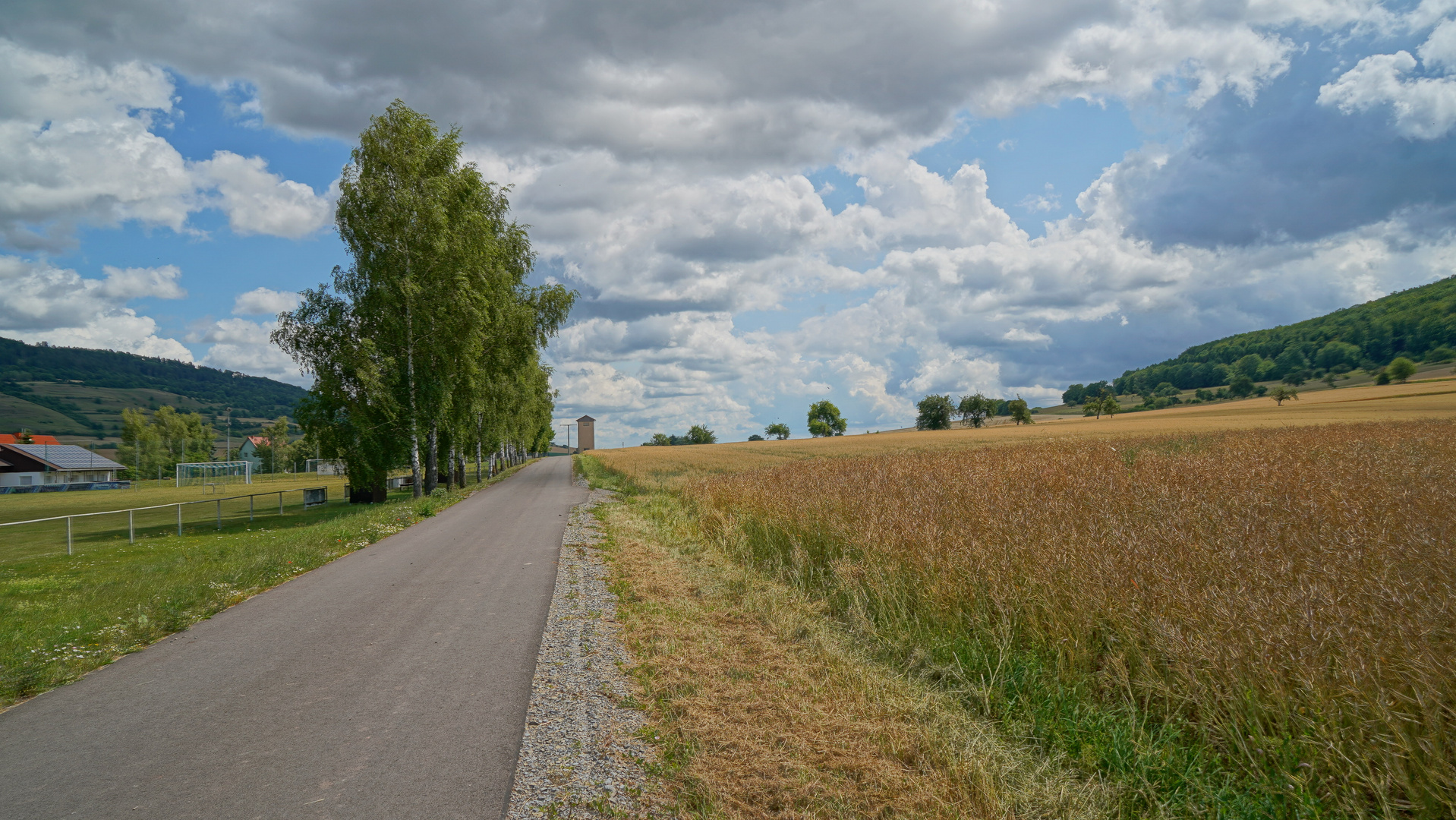 Weg am Sportplatz (camino en el campo de deportes)