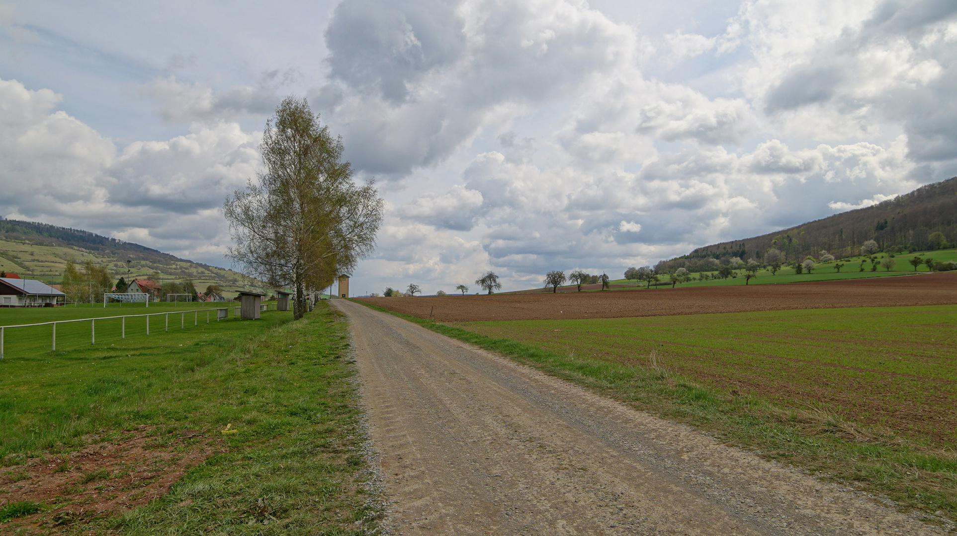 Weg am Sportplatz (camino junto al campo de deporte)