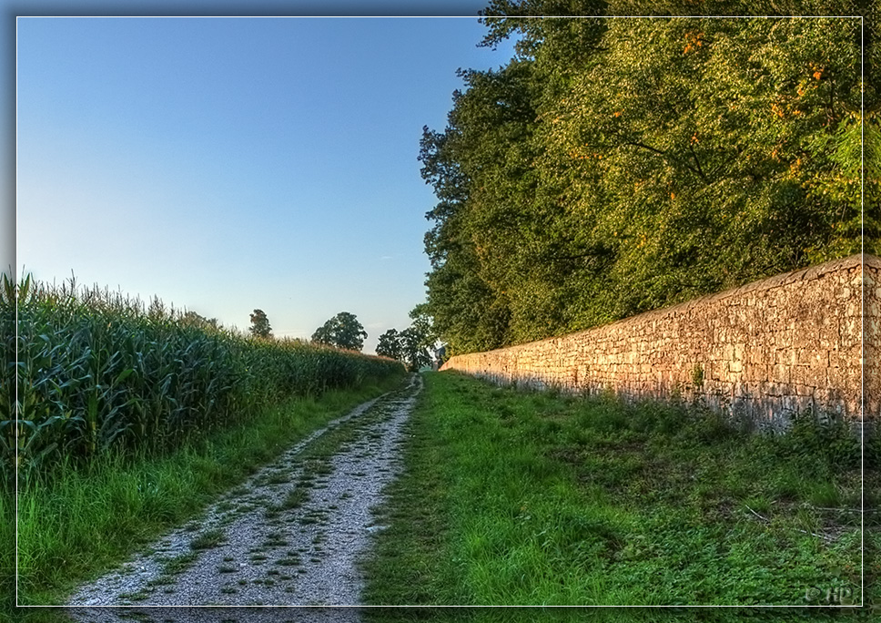 Weg an der Mauer