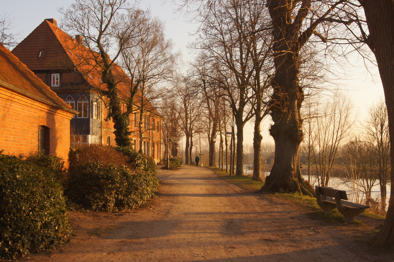 Weg an der Weser bei Nienburg