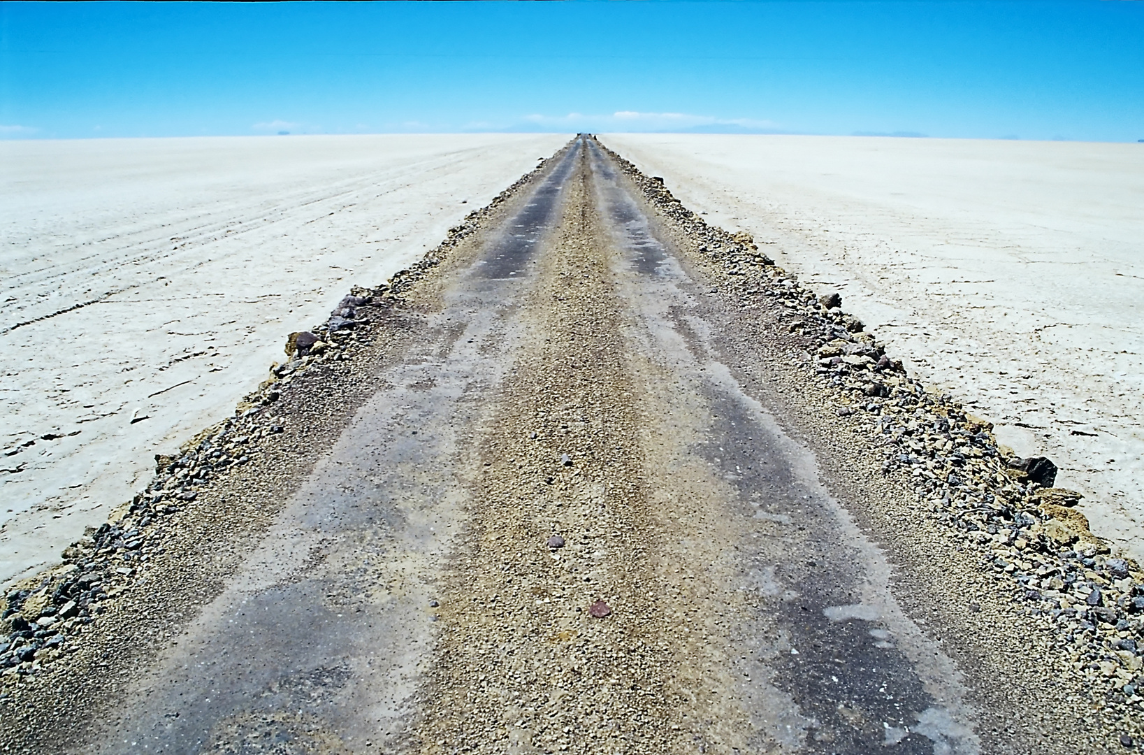 Weg durch den Salar de Uyuni