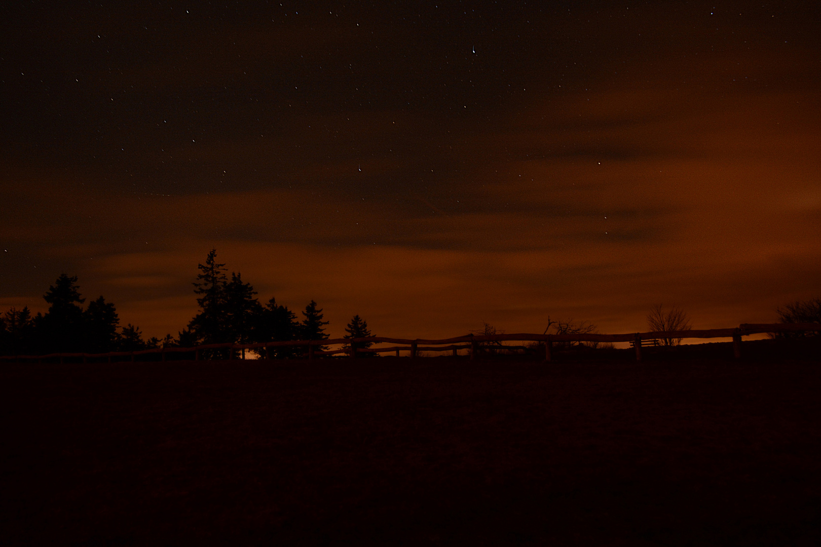 Weg durch die leuchtente Nacht