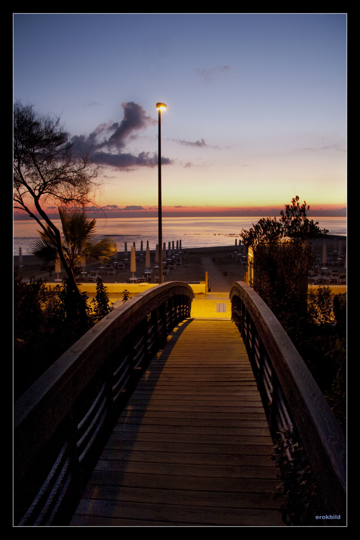 Weg in den Sonnenuntergang