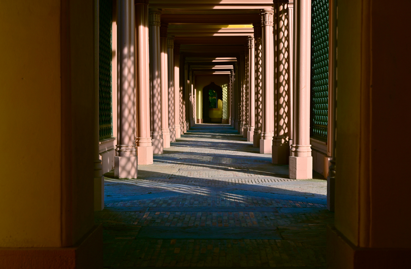 Weg mit Licht und Schatten