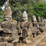 Weg zu einem Tempel in Angkor - auf beiden Seiten des Weges sind diese Figuren aufgestellt