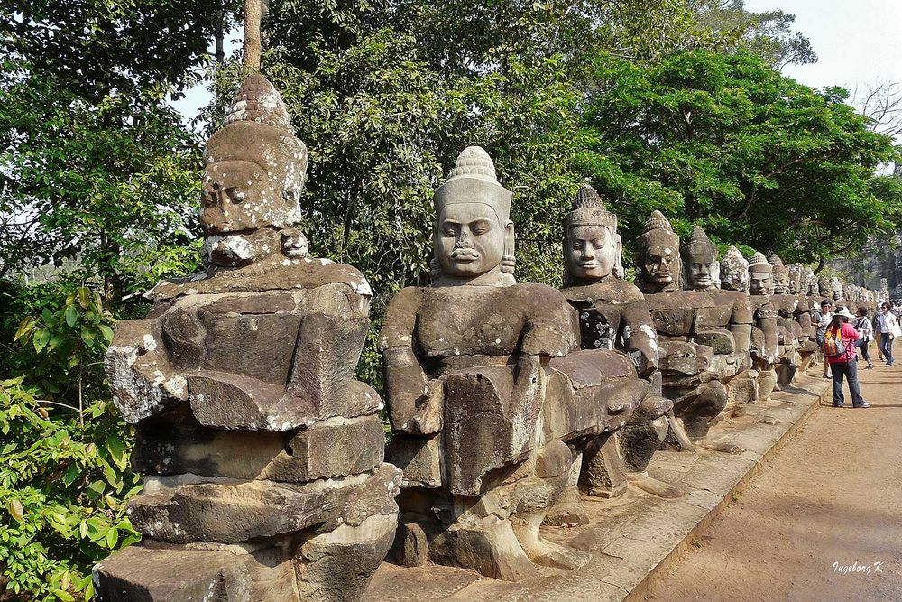 Weg zu einem Tempel in Angkor - auf beiden Seiten des Weges sind diese Figuren aufgestellt