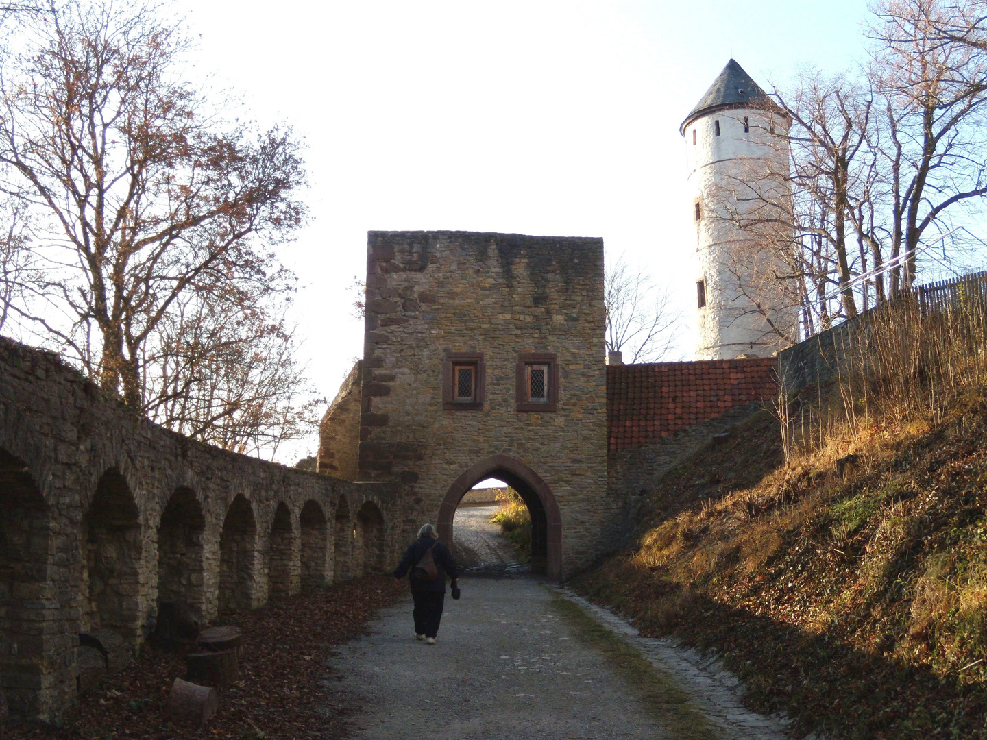 Weg zur Vorburg mit Blick auf den "kleinen Turm"!