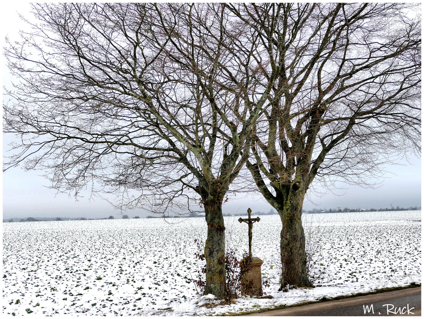 Wegekreuz am Rande der Straße 