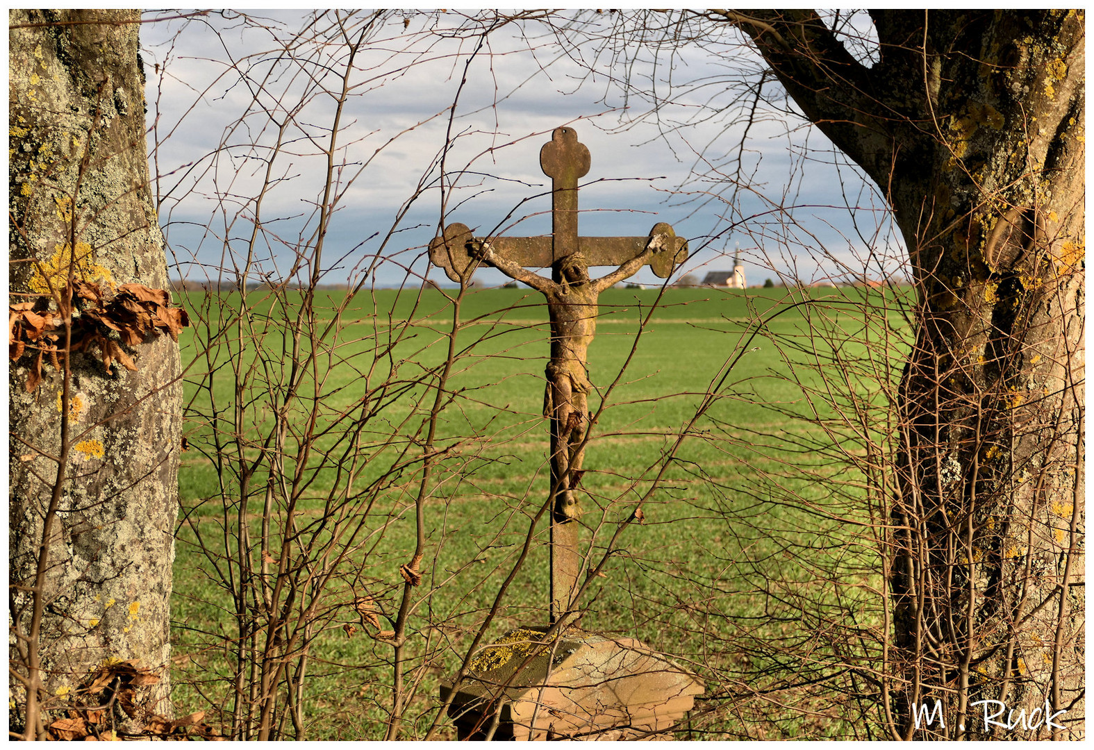 Wegekreuz am Rande des Weges , Zeit zum Innehalten für ein Gebet 