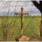 Wegekreuz am Rande des Weges , Zeit zum Innehalten für ein Gebet 