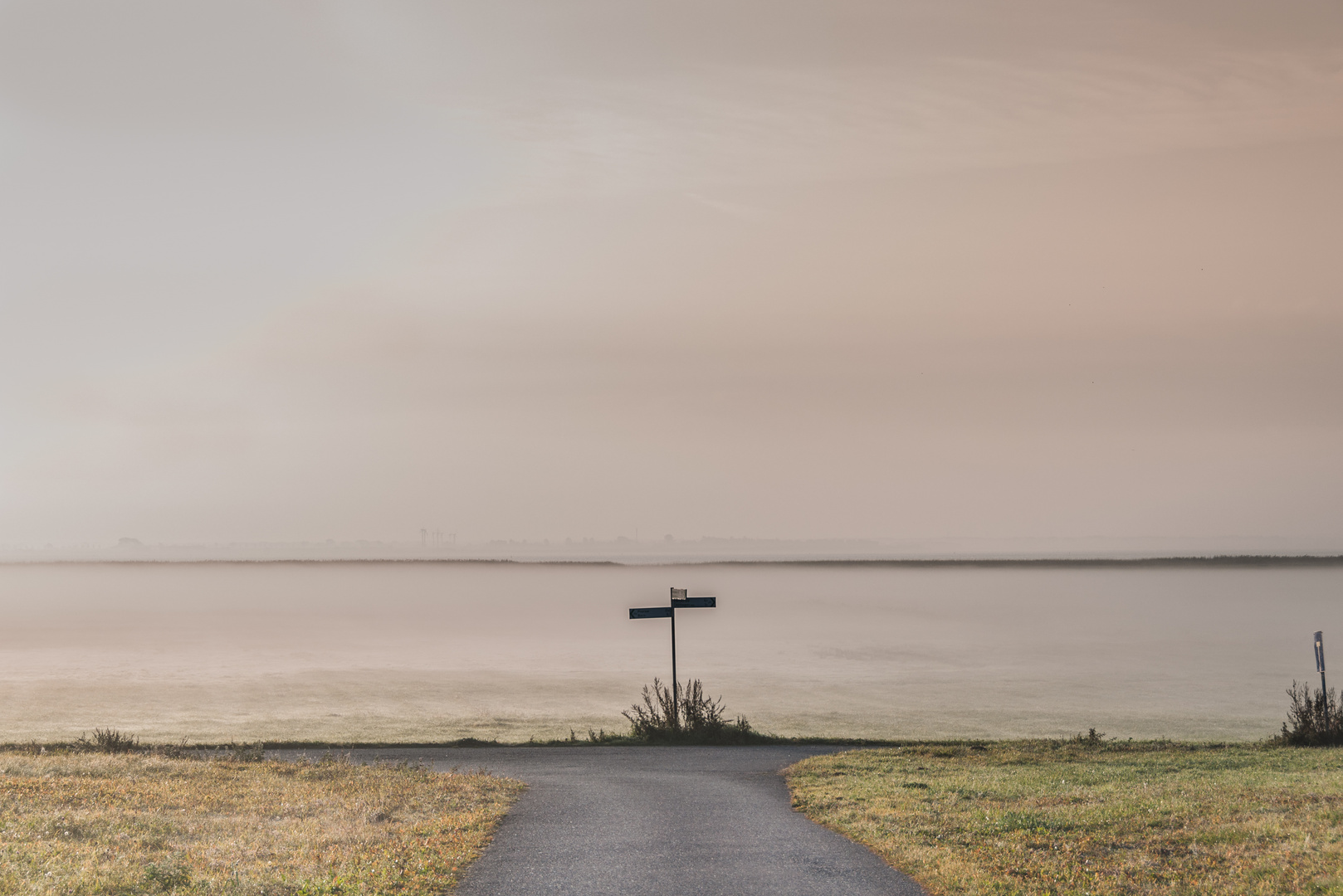 Wegekreuz im Nebel