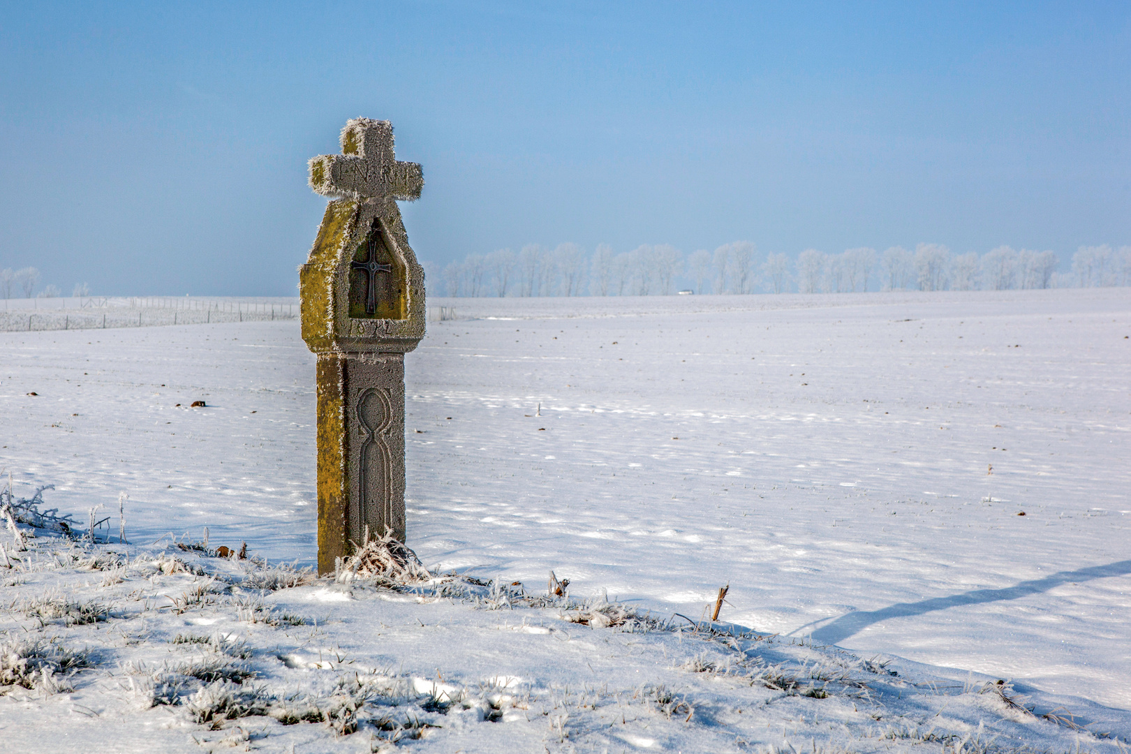 Wegekreuz im Winterfrost