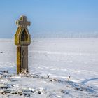 Wegekreuz im Winterfrost