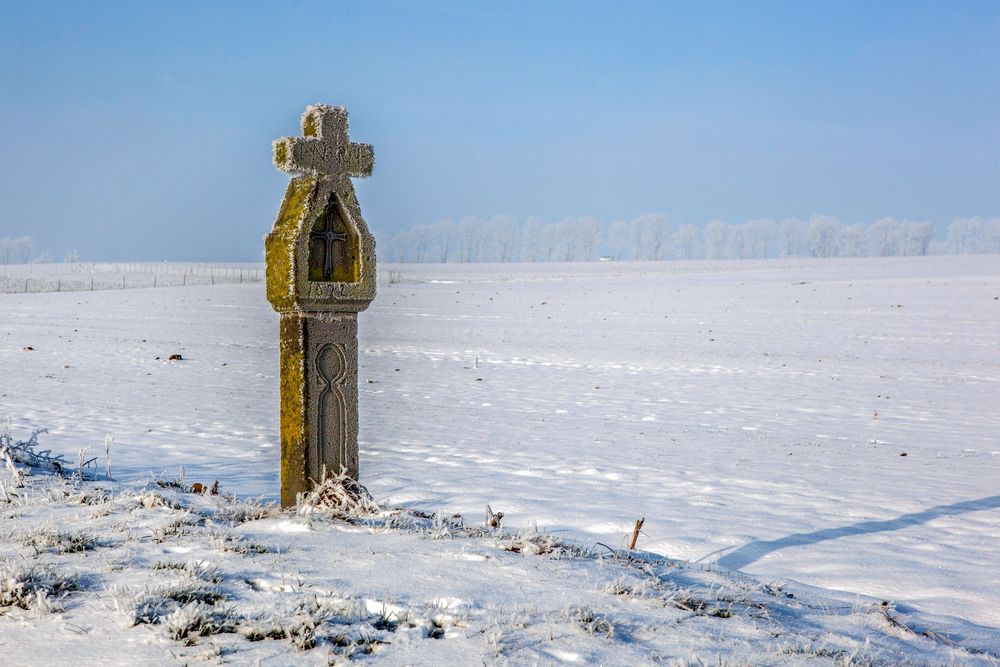 Wegekreuz im Winterfrost