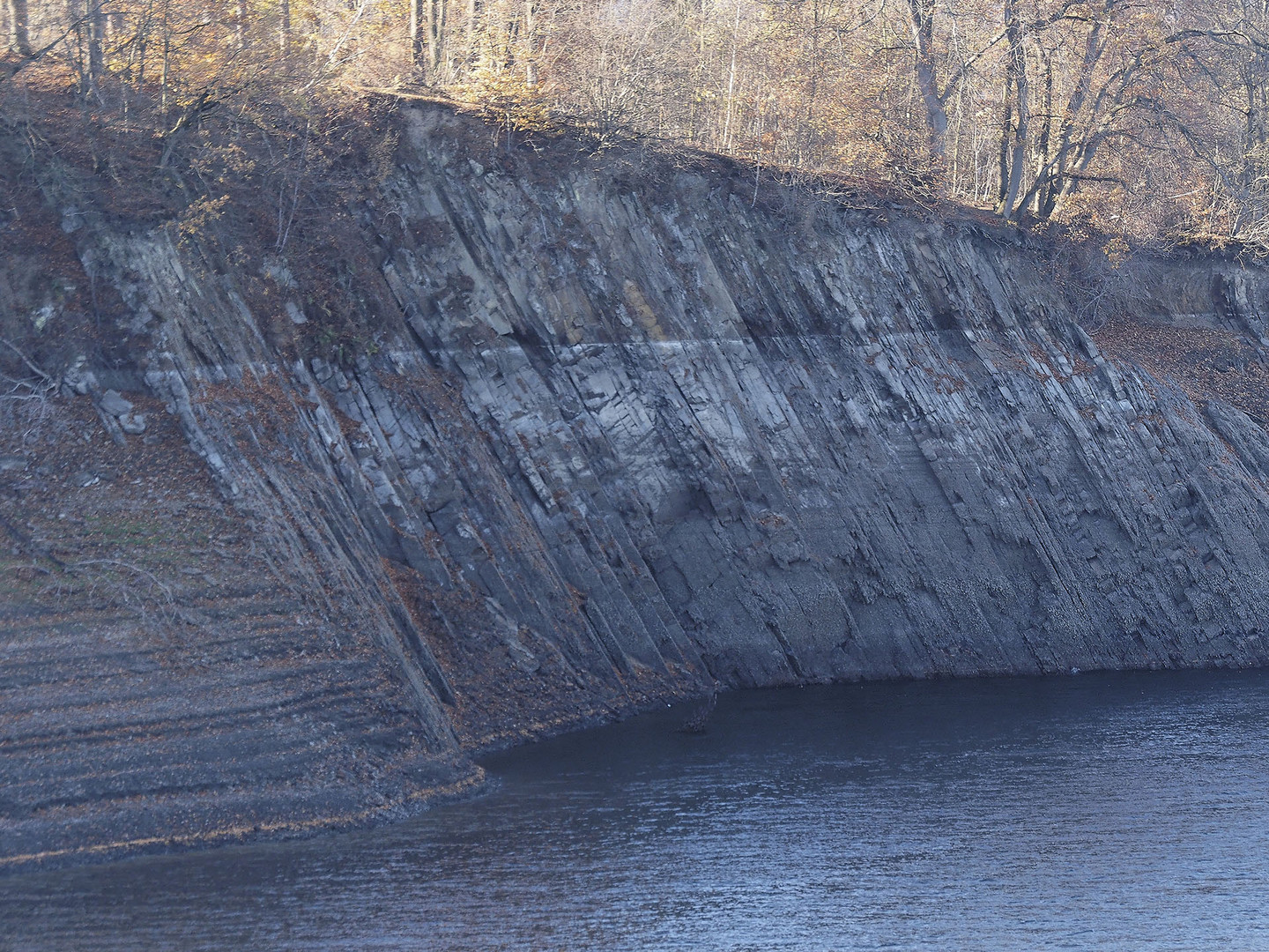 wegen der Trockenheit freiliegendes felsiges Steilufer am Möhnesee