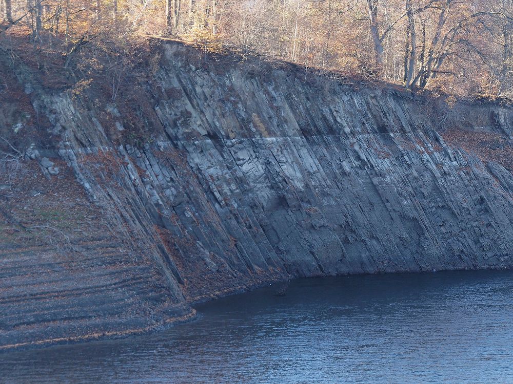 wegen der Trockenheit freiliegendes felsiges Steilufer am Möhnesee