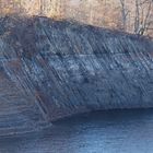 wegen der Trockenheit freiliegendes felsiges Steilufer am Möhnesee