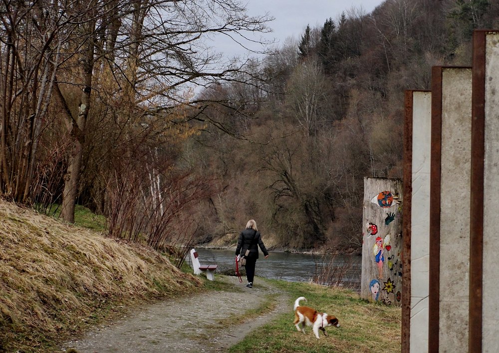 Weg&Frau&Hund&Skulpturen