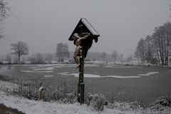 Wegkreuz am Weiher