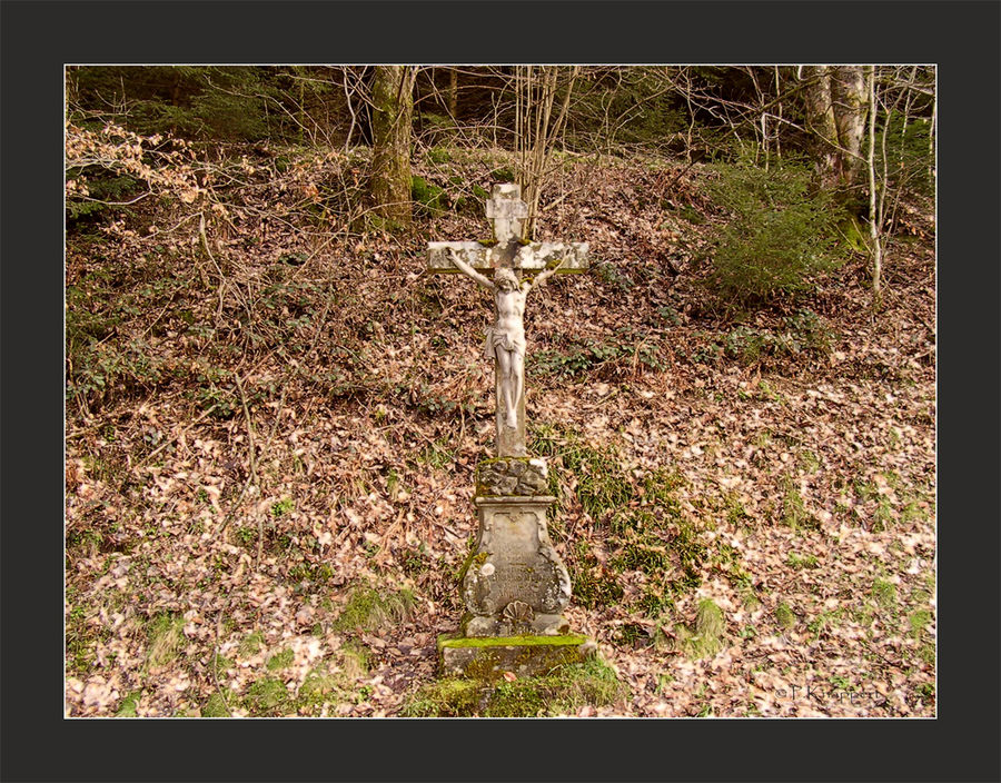 Wegkreuz im Wald