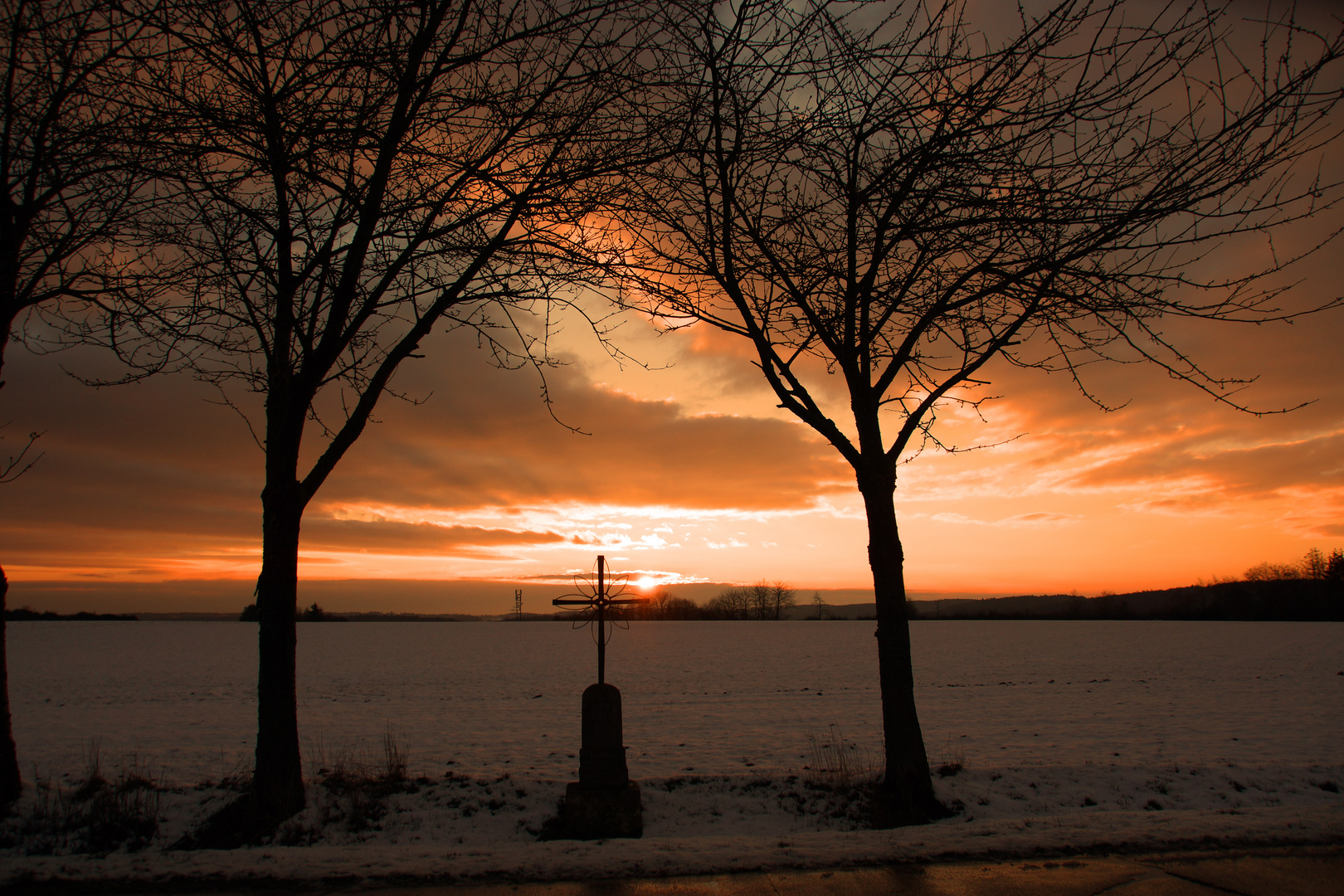 Wegkreuz mit Sonnenuntergang