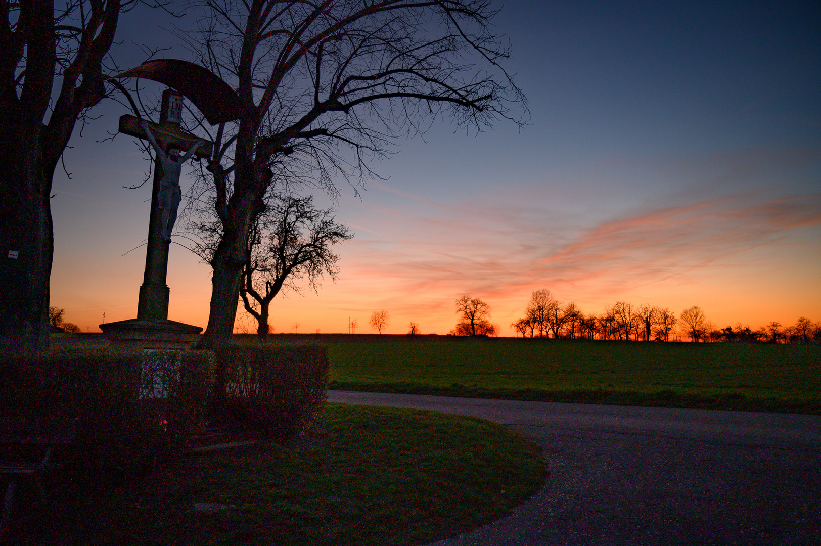 Wegkreuz nach Sonnenuntergang