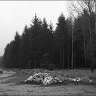 Wegkreuzung mit kleinem Steinhaufen