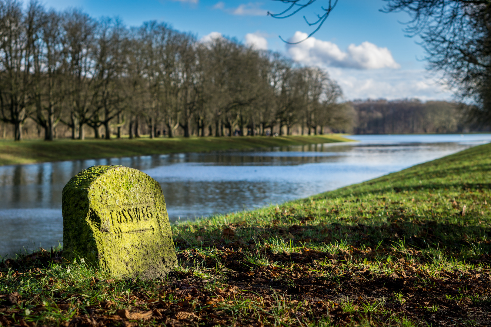 Wegweise am Decksteiner Weiher