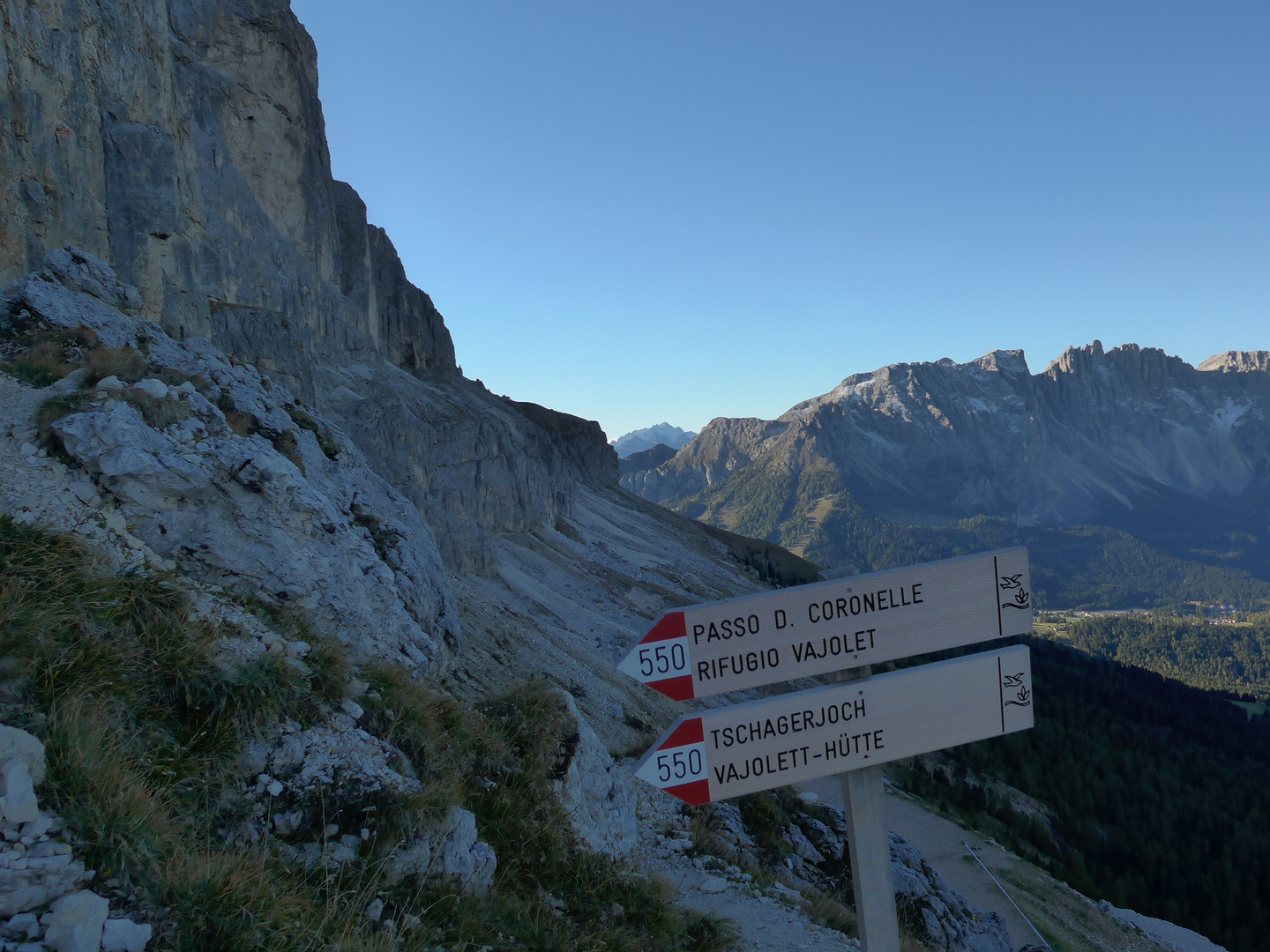 Wegweiser an der Kölner Hütte (Südtirol)