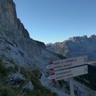 Wegweiser an der Kölner Hütte (Südtirol)