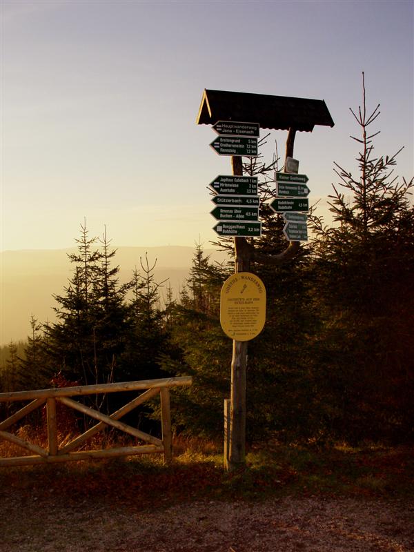 Wegweiser auf dem Kickelhahn