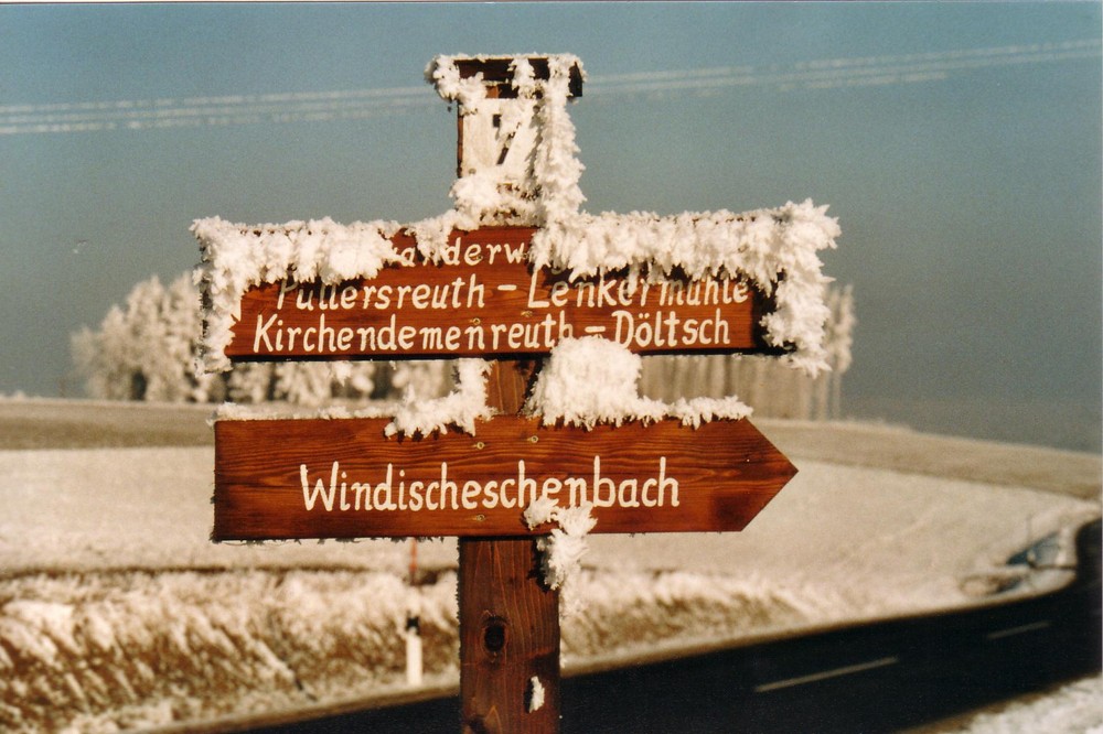 Wegweiser im Winter