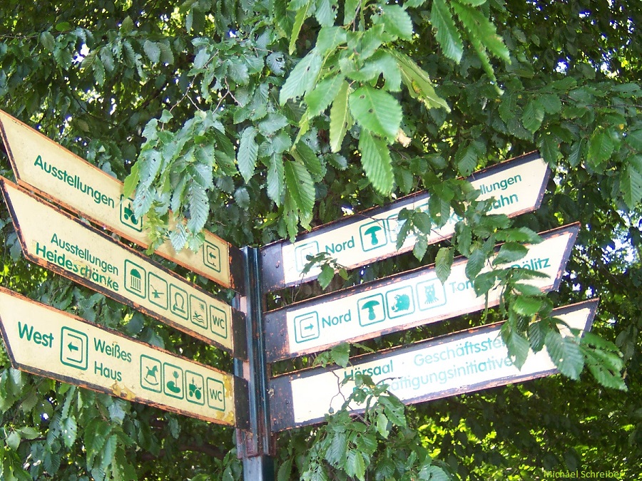 Wegweiser in die Vergangenheit - signpost in the past