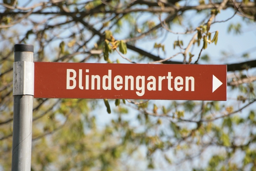 Wegweiser zum Garten für Blinde....