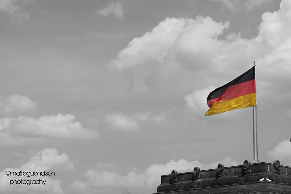 Wehende Flagge auf dem Bundestag