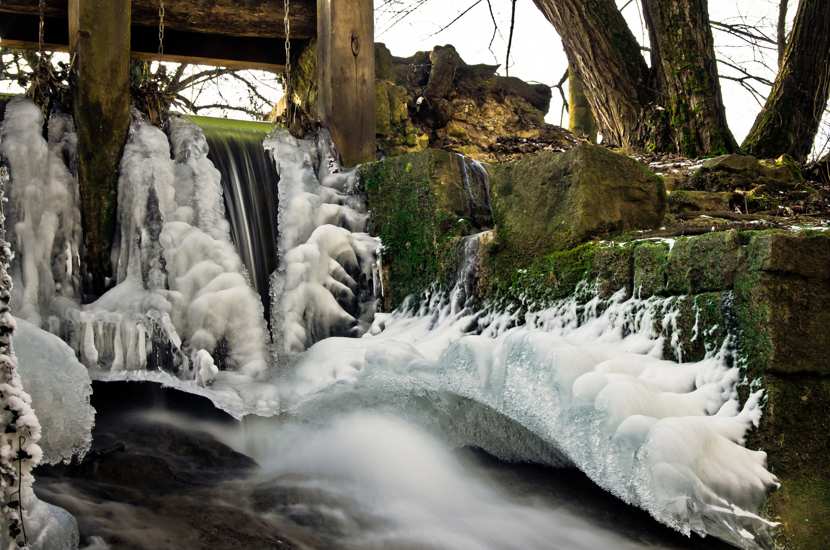 Wehr im Winter