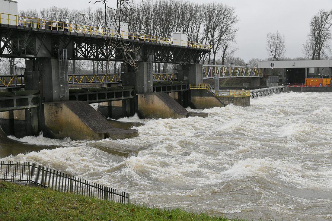  Wehr in der Maas bei Linne (NL)