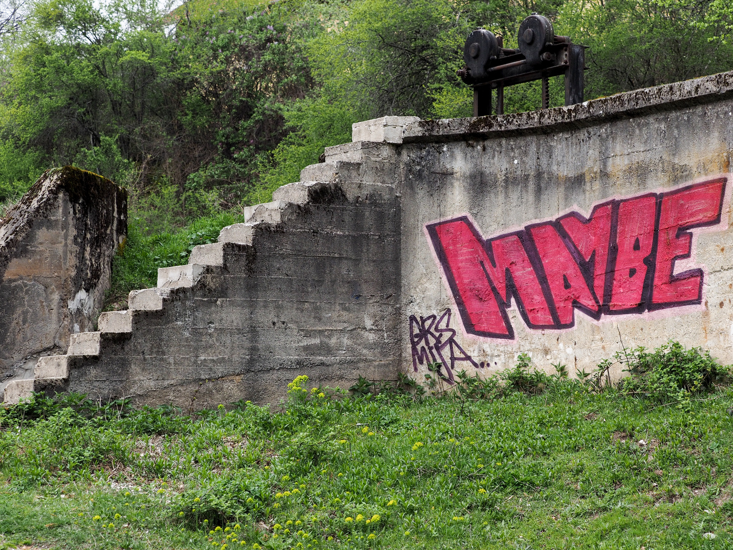 Wehr mit Graffiti