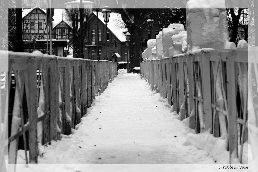 Wehrbrücke im Winter