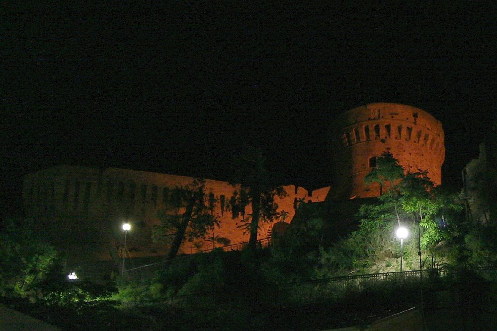 Wehrburg von Aquaviva Piceno bei Nacht