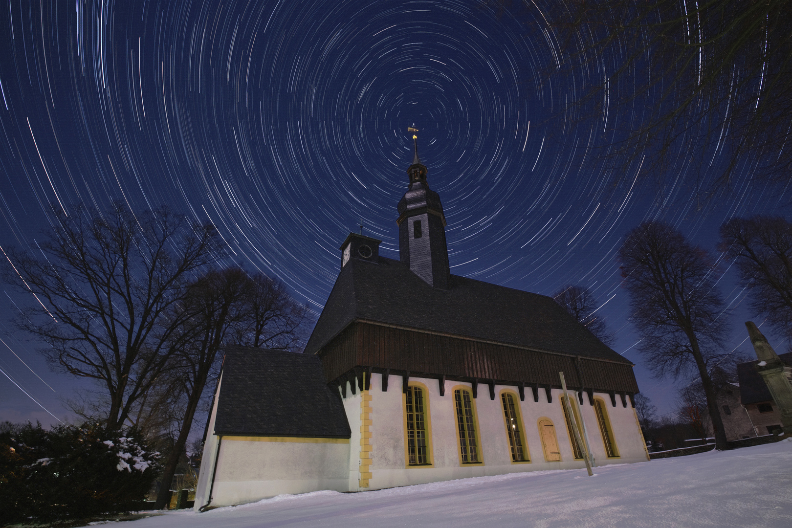 Wehrgangkirche in einer Winternacht
