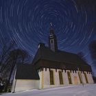 Wehrgangkirche in einer Winternacht
