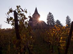 Wehrkirche in Hunawiehr im Herbstlicht